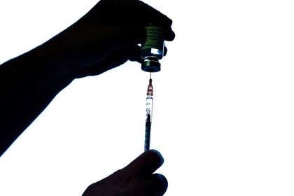 La confianza en las vacunas es clave para remitir la pandemia, dijeron los expertos
