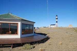 La confitería Al fin y al Cabo se encuentra cerrada (y actualmente tapiada), pero fue construida por los Fenton en un lugar estratégico: con vista al Cabo Vírgenes y su faro.