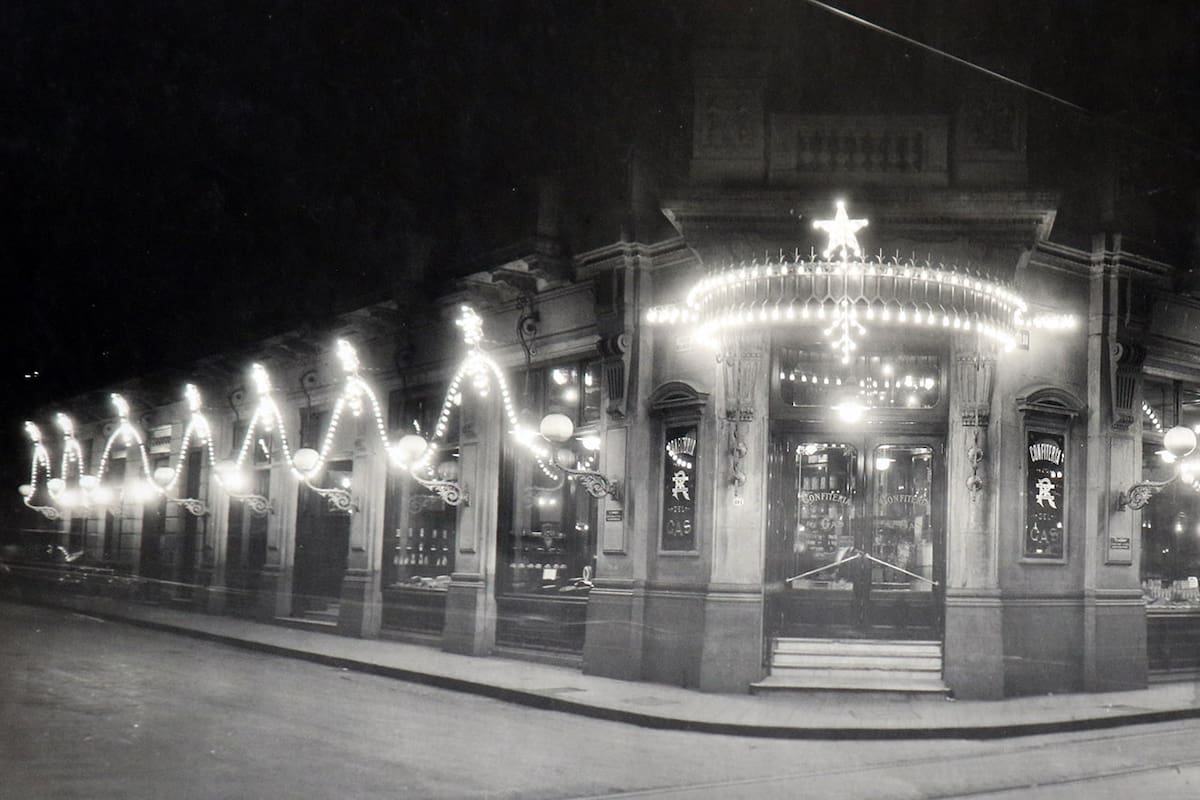 El frente de la Confitería del Gas, en Rivadavia 801.