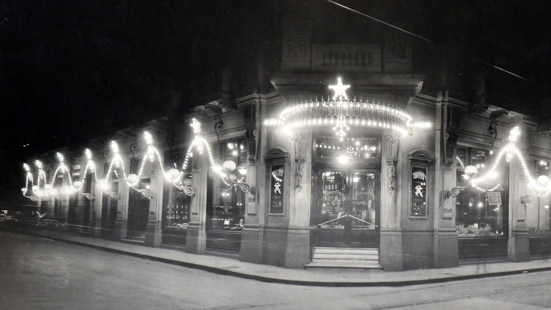 El frente de la Confitería del Gas, en Rivadavia 801.