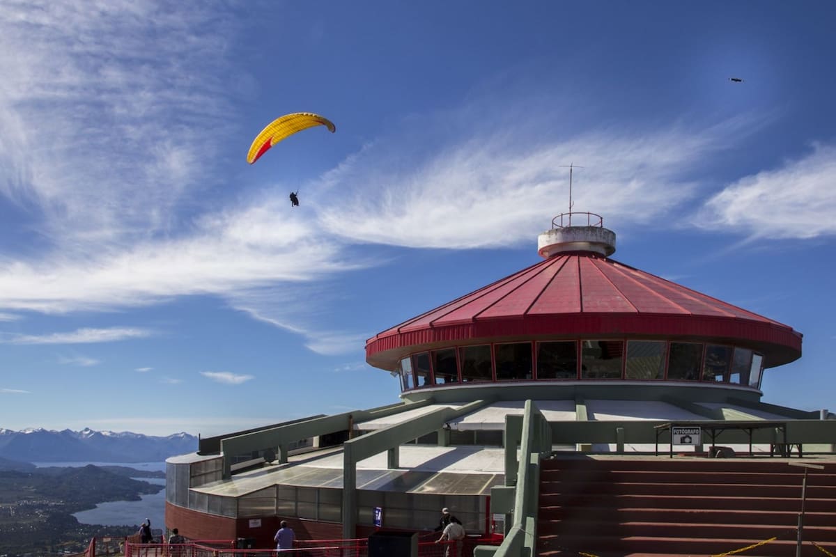 La confitería giratoria en la cima del cerro Otto, emblema de Bariloche