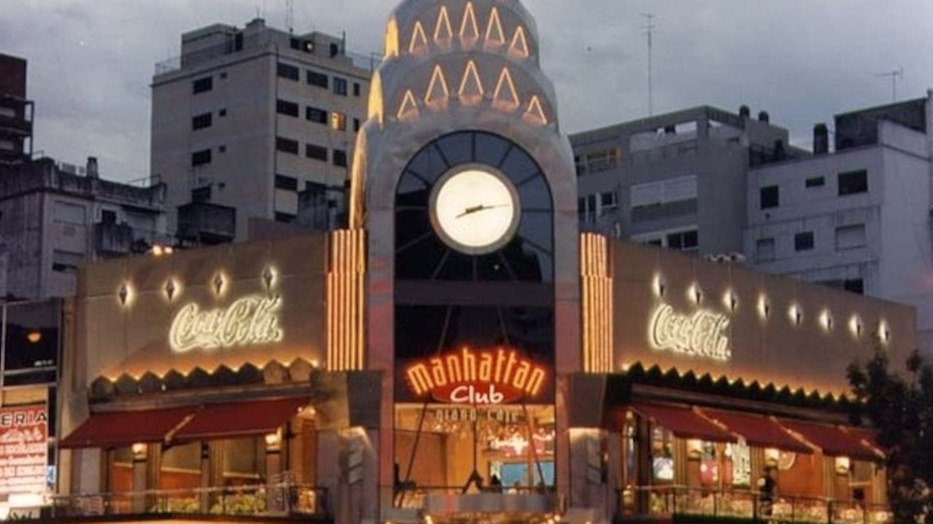 La confitería Manhattan, construida entre 1993 y 1995; su cúpula imitaba al clásico edificio Chrysler, en Nueva York