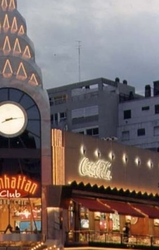 La confitería Manhattan, construida entre 1993 y 1995; su cúpula imitaba al clásico edificio Chrysler, en Nueva York