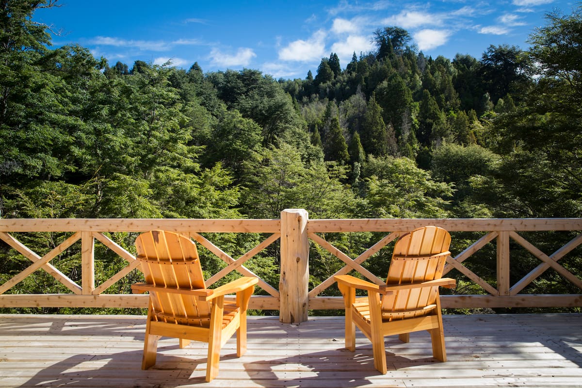 La Confluencia Lodge está rodeado del bosque andino patagónico, en las afueras de El Bolsón.