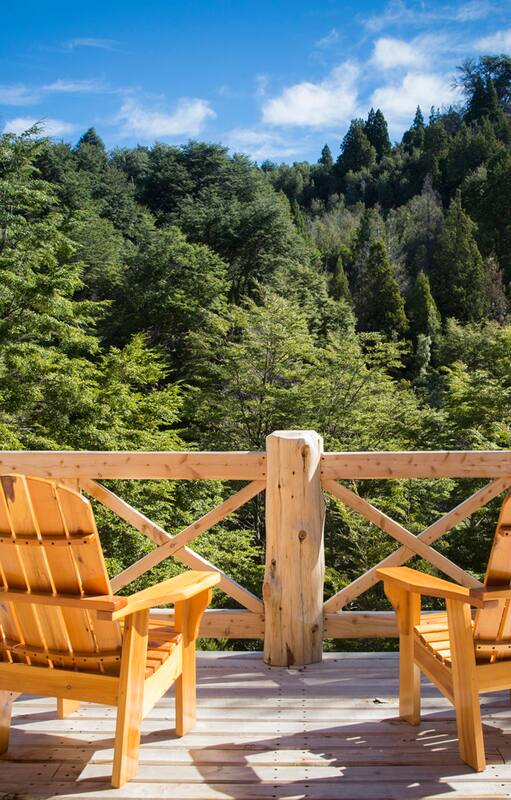 La Confluencia Lodge está rodeado del bosque andino patagónico, en las afueras de El Bolsón.
