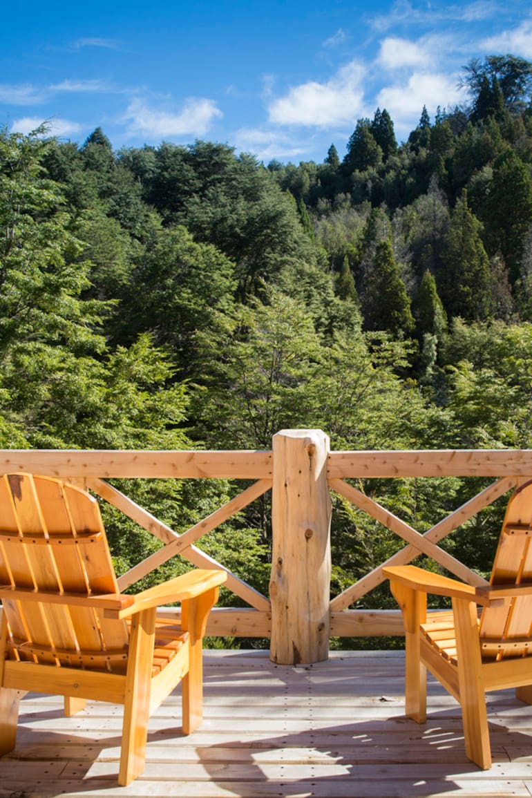 La Confluencia Lodge está rodeado del bosque andino patagónico, en las afueras de El Bolsón.