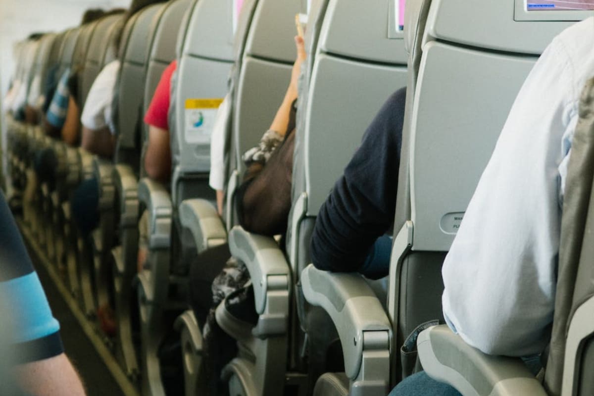 La confusión con unas zapatillas en un avión que terminó de la manera más insólita