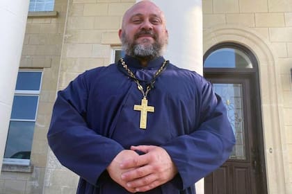 La congregación del padre Moses McPherson triplicó su tamaño en 18 meses y tiene muchos seguidores online