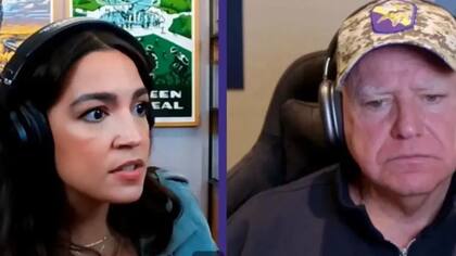 La congresista demócrata Alexandria Ocasio-Cortez y el candidato a vicepresidente Tim Walz en una transmisión de Twitch