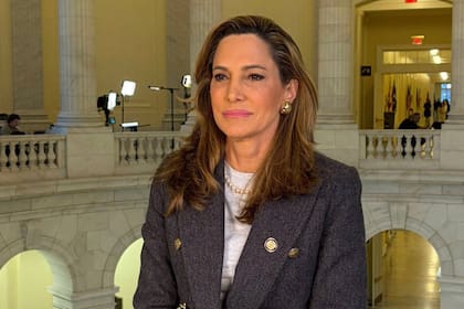 La congresista María Elvira Salazar culpó al Congreso por permitir arrestos de cónyuges de veterano en Estados Unidos