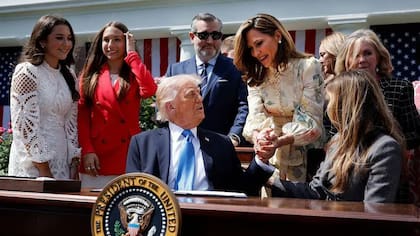 La congresista por Florida, María Elvira Salazar, arriba a la derecha, saluda a Donald Trump.