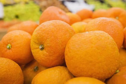 Cuatro viajeros chinos se comieron 30 kilos de naranjas en media hora para ahorrar en el sobrepeso del equipaje
