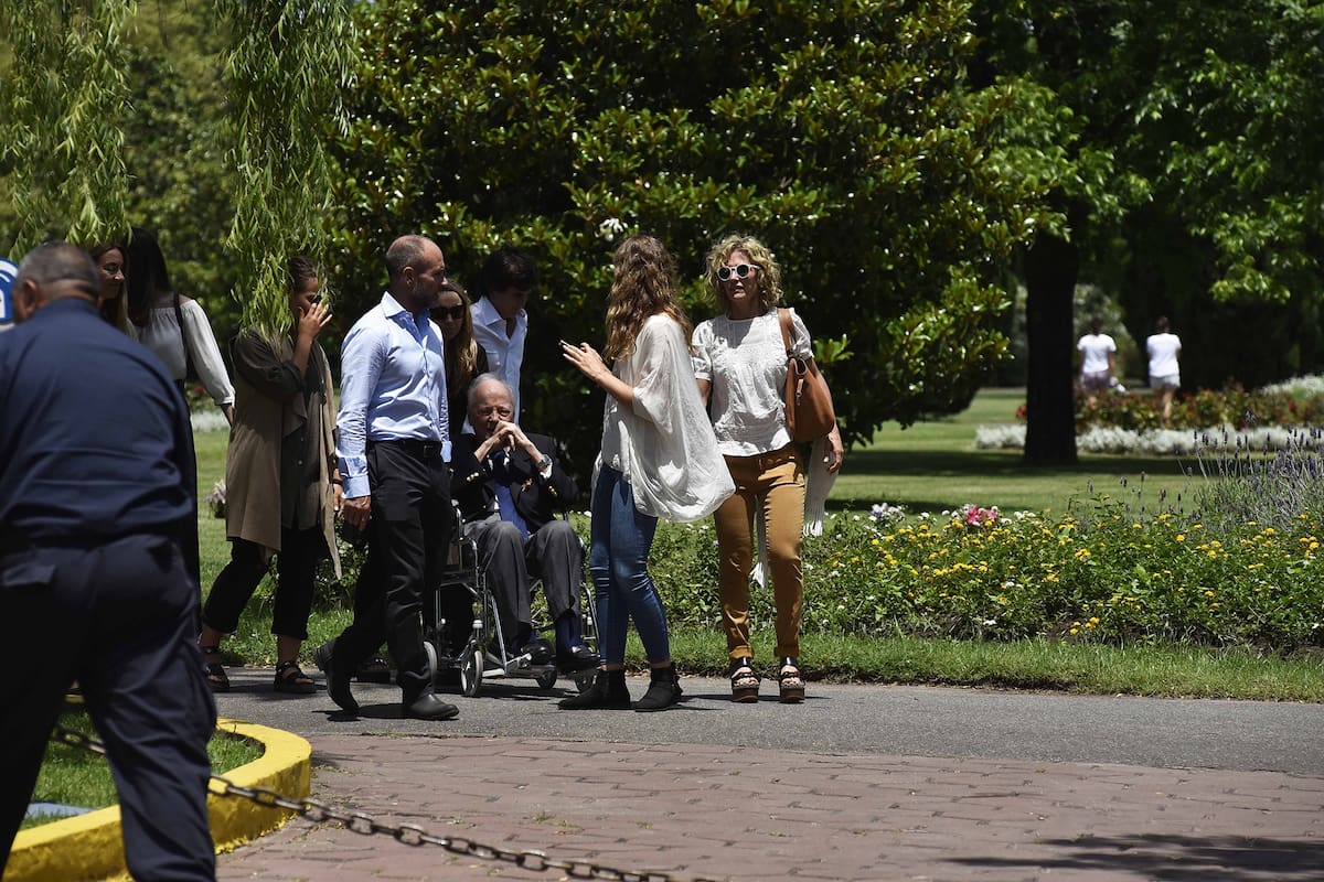 La conocida repostera despidió los restos de su madre acompañada por un grupo de familiares y allegados