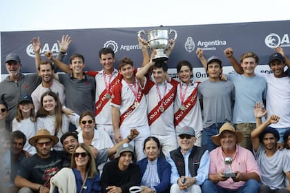 La conquista de Irenita frente a Las Rosas-La Natividad generó una explosión de festejo en los palenques de la cancha 2 de palermo; el campeón es una gran familia del polo.
