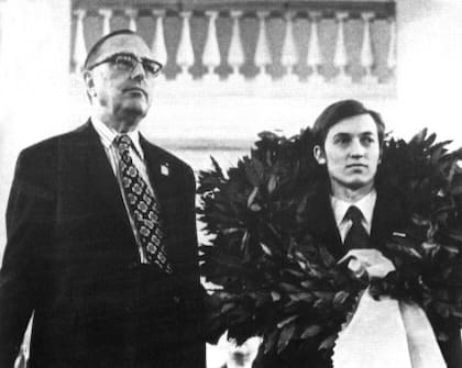 La consagración oficial de Karpov en Moscú, el 24 de abril de 1975 junto al Pte. de la FIDE, Max Euwe