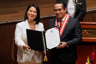 La conservadora Keiko Fujimori recibe credenciales como ganadora de las elecciones presidenciales de Perú