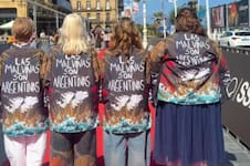Dolores Fonzi y Mercedes Morán exhibieron tapados con un mensaje por Malvinas