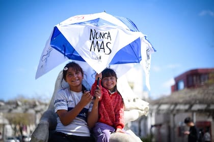 La consigna del Nunca Más fue de las pocas que unificó a las marchas, en este caso en la Plaza Olazábal de La Plata