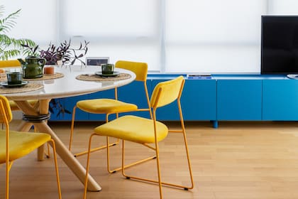 La consola, realizada en dos partes para que fuera más práctica, tiene acabado de laca mate 'Amalfi SW 6783' (Sherwin-Williams).