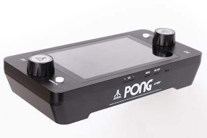 La consola retro de Atari rinde homenaje al primer juego de la compañía, el Pong, presentado en 1972