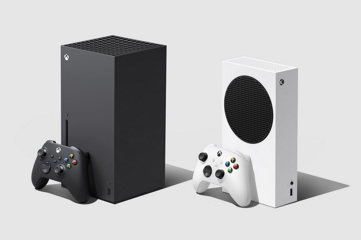 La consola Xbox One Series X en negro junto a la versión de menor costo en blanco, la Xbox One Series S, las dos propuestas que Microsoft lanzará al mercado en noviembre a 500 y 300 dólares