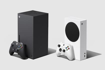 La consola Xbox One Series X en negro junto a la versión de menor costo en blanco, la Xbox One Series S, las dos propuestas que Microsoft lanzará al mercado en noviembre a 500 y 300 dólares