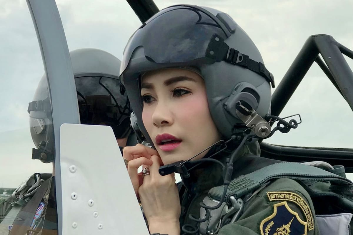 La consorte real, piloteando un avión