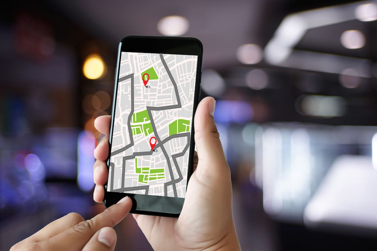 La constelación que forma el GPS cuenta con 31 satélites, que emiten una señal en forma permanente que los identifica; al cruzar los datos de varios satélites y compararlos con una tabla es posible determinar en qué punto del planeta estamos