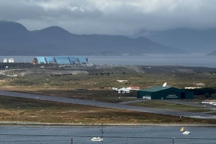 La construcción azul es el aeropuerto Malvinas Argentinas, donde aterrizó el avión militar de EE.UU.