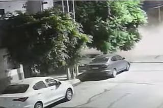 Video: así fue el momento en el que se derrumbó un galpón y aplastó un Mercedes Benz de colección