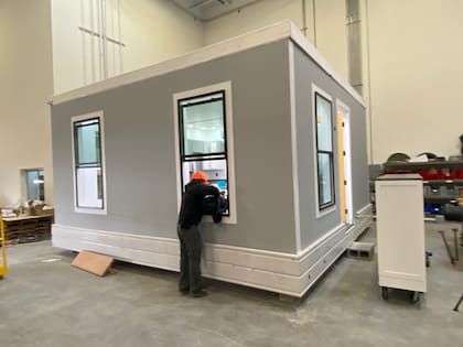 La construcción de cada casa tarda en promedio siete meses pero apenas toma una tarde en instalarla en su destino final