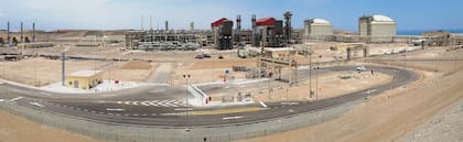 La construcción de la planta de GNL demandó una inversión de US$3800 millones (equivalentes a US$5600 millones actuales)