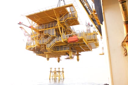 La construcción de la plataforma Fénix tuvo un costo de US$100 millones y se finalizó en octubre de 2023, mientras que la instalación demandó otra inversión de US$100 millones