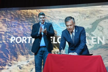 La construcción de la presa demandará una inversión de 1.023 millones de dólares, de los cuales Nación ya emitió Letes para entregar el primer desembolso de 7 millones de dólares el mes que viene. El gobernador Alfredo Cornejo hizo este viernes el anuncio de la licitación, en Malargüe.