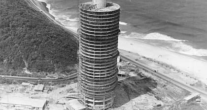 La construcción de la torre de NIemeyer, inaugurada en 1972.