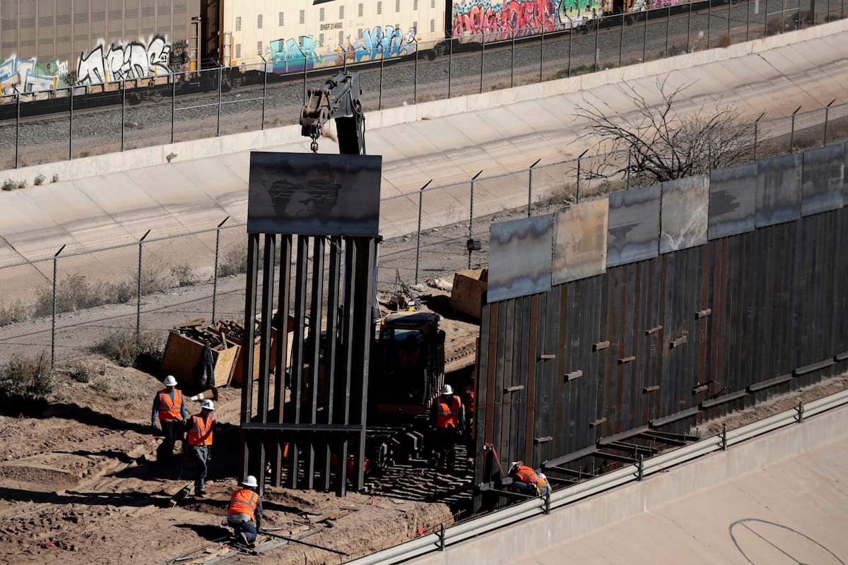 La construcción de las barreras fronterizas en Big Bend provocó críticas y cuestionamientos sobre su legalidad, por lo que la CBP ahora evalúa reemplazarlas por una nueva tecnología