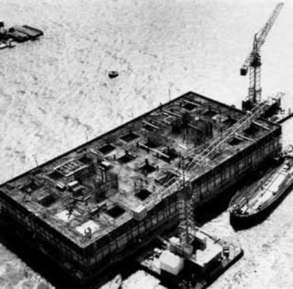 La construcción de las fundaciones; en la foto, sobre el Río, la elaboración de una pila principal