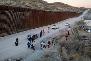 Avanza la construcción del muro fronterizo de 100 kilómetros entre Arizona y México