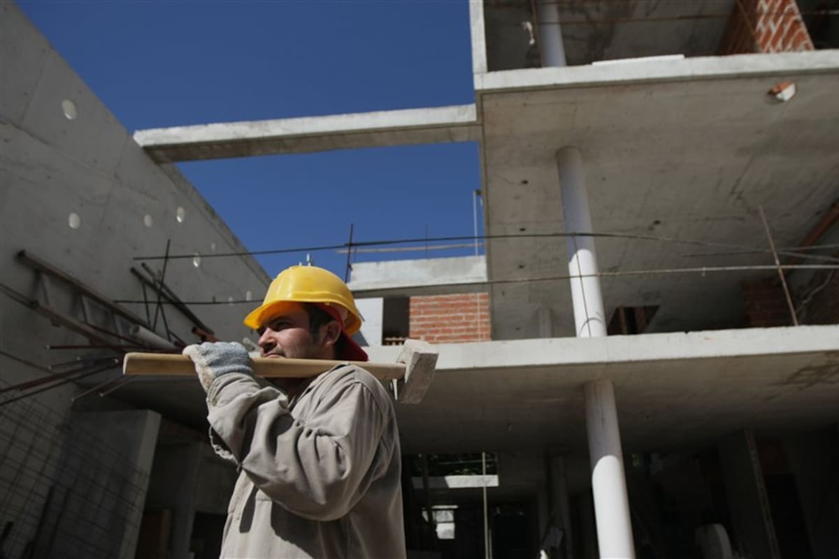 La construcción de una vivienda en la calle Grecia al 5000, en Núñez, da cuenta de un fenómeno que transforma la fisonomía de la ciudad