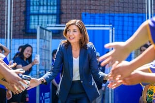 Kathy Hochul celebra un acuerdo ambicioso en Nueva York