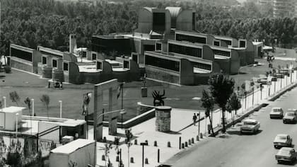 La construcción del Museo de Arte Contemporáneo de Teherán se completó en 1977