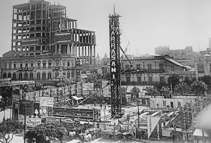 La construcción del Palacio Salvo está registrada en el archivo del edificio.