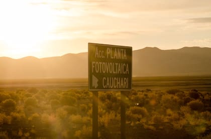 La construcción del parque solar implicó llevar 2664 contenedores desde China al medio de la Puna