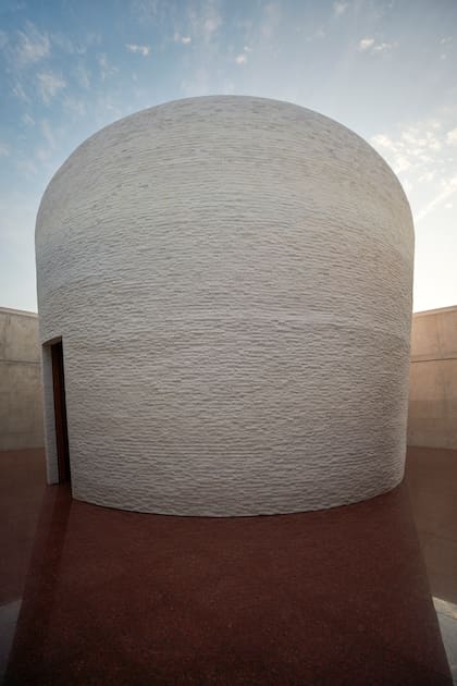 La construcción donde sucede la experiencia: con una arquitectura que alude a los templos budistas, fue realizada con 42 toneladas de mármol blanco proveniente del norte de Italia