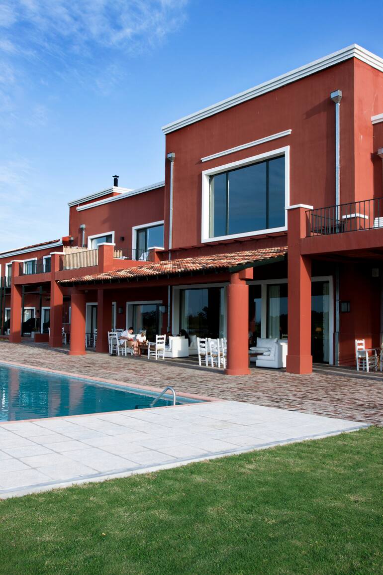 La construcción neocolonial con amplia galería del resort de campo Pampas de Areco, en San Antonio de Areco.