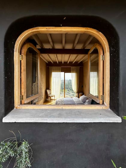 La construcción tiene estructura de madera y muros de adobe