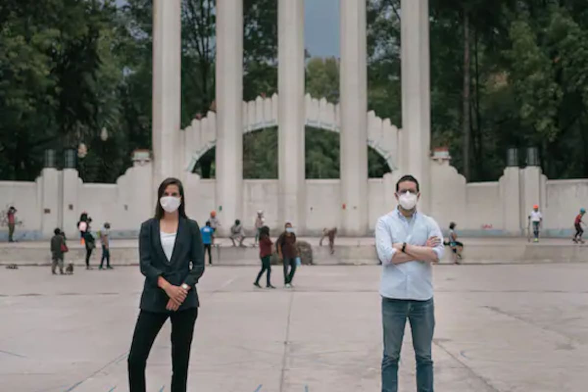 La consultora económica Laurianne Despeghel y el desarrollador de software Mario Romero Zavala en un parque en el barrio de Condesa, Ciudad de México