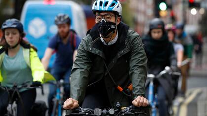 Debido a la contaminación del aire en Londres, muchas personas circulan por el centro con barbijos