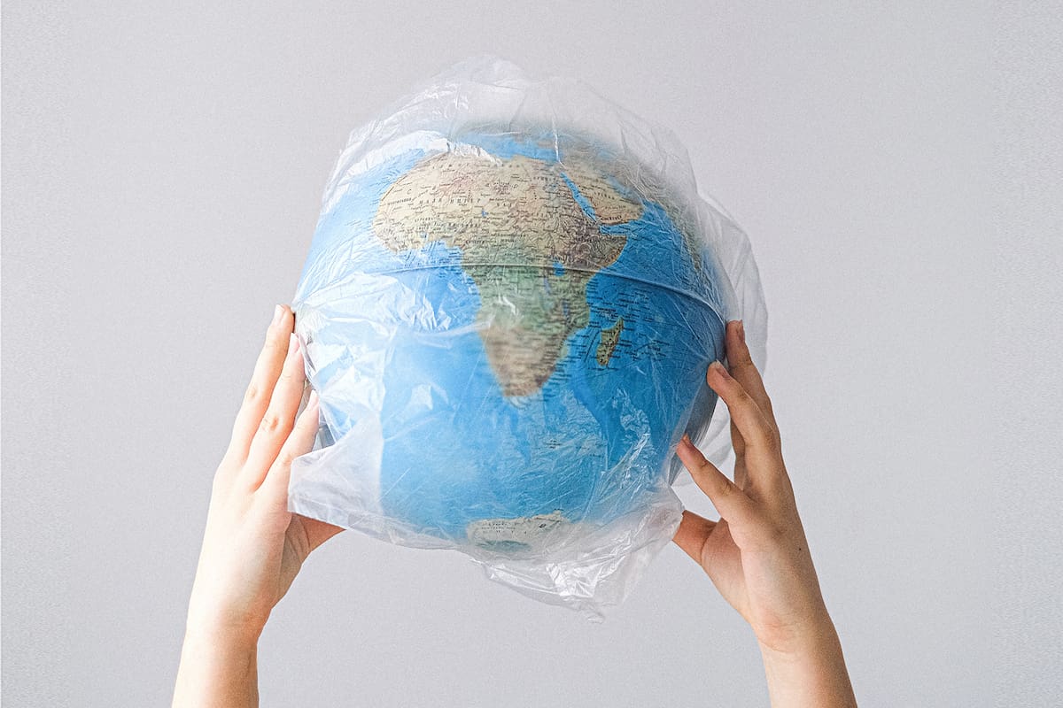 La contaminación por plásticos es hoy uno de los problemas ambientales más urgentes a nivel global.