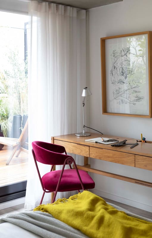 La continuidad entre interior y exterior convierte el rincón de trabajo en un lugar especialmente agradable para concentrarse o leer.